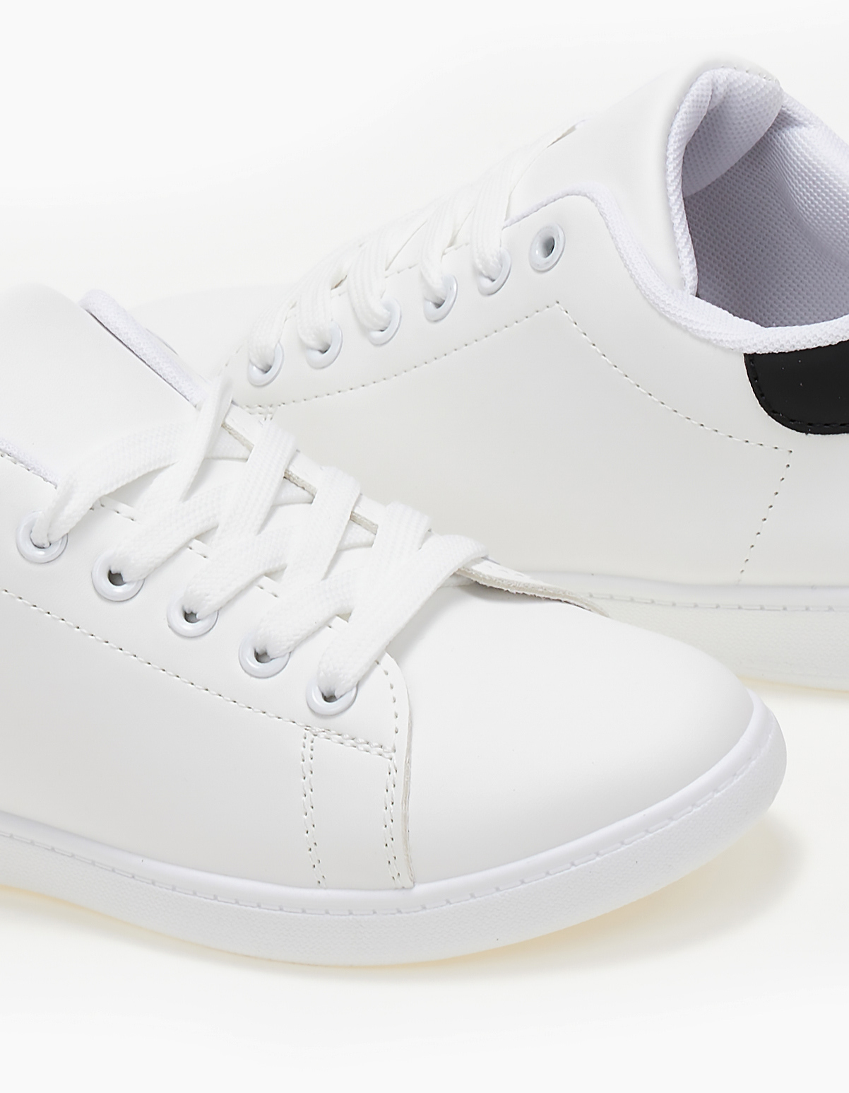 Basic sneakers με κορδόνια - Λευκό-Μαύρο φωτογραφία