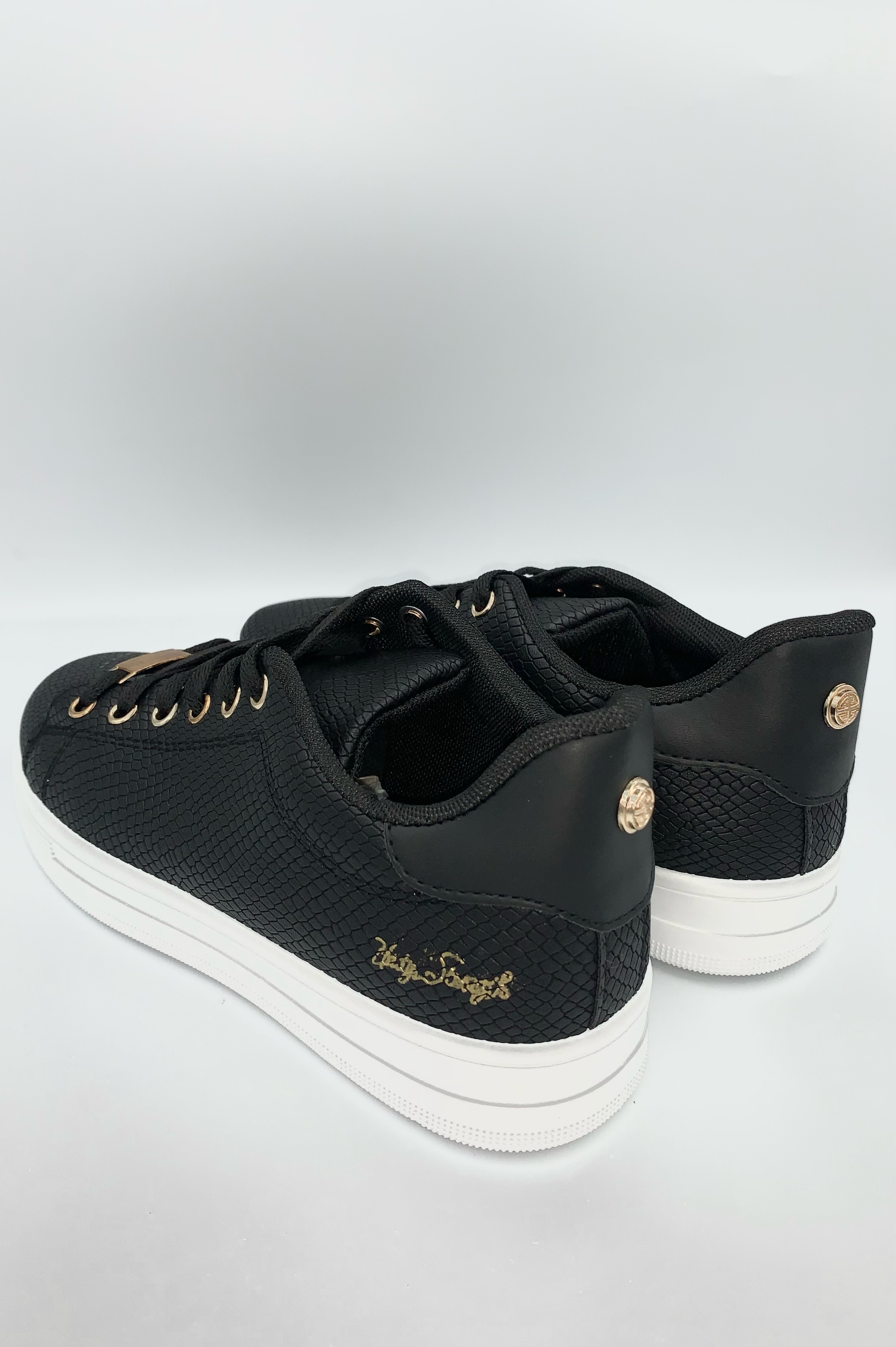 Basic sneakers με χρυσές λεπτομέρειες - Μαύρο φωτογραφία