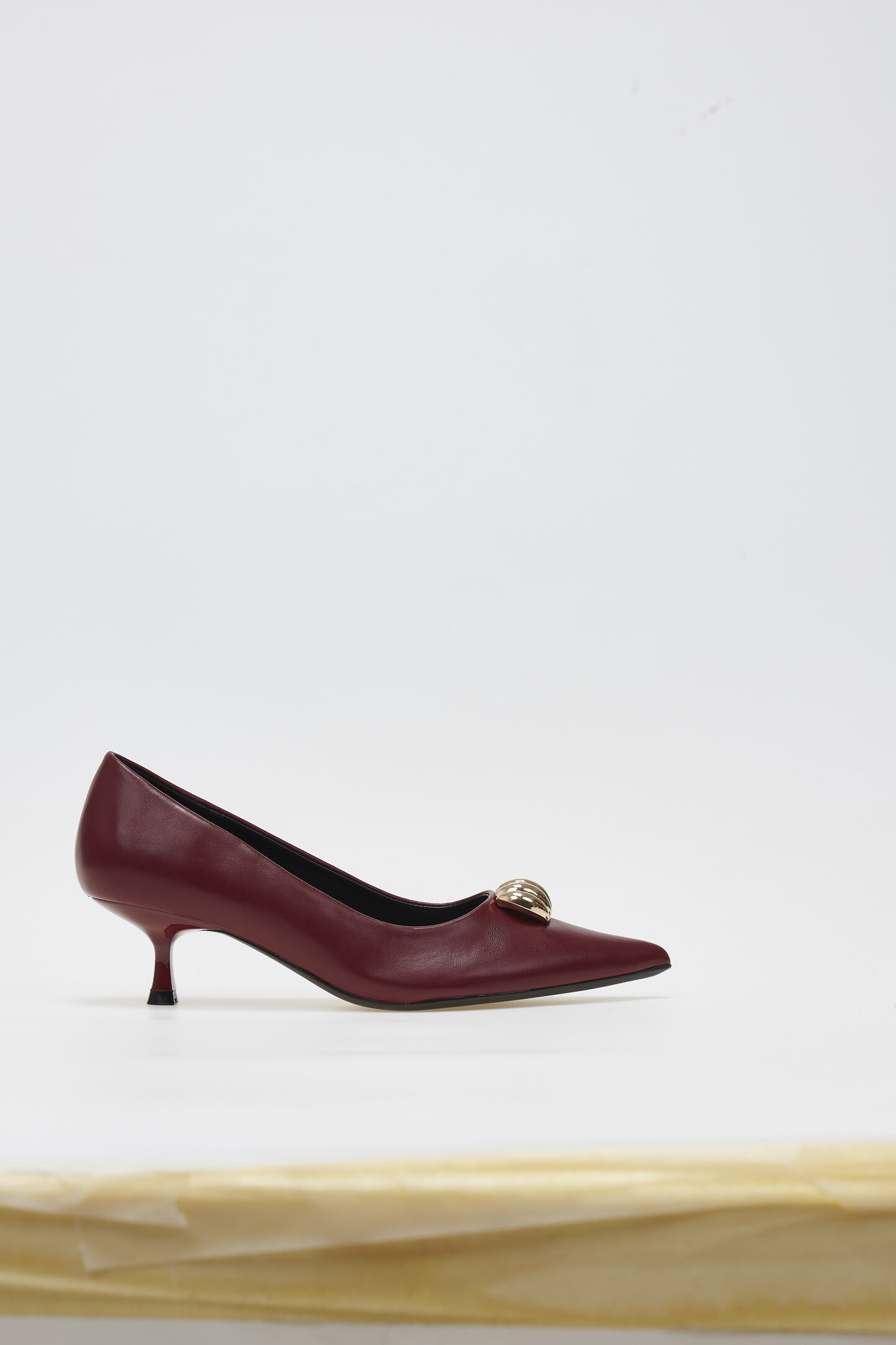 Chic γόβες με μεταλλική χρυσή λεπτομέρεια - Μπορντώ φωτογραφία