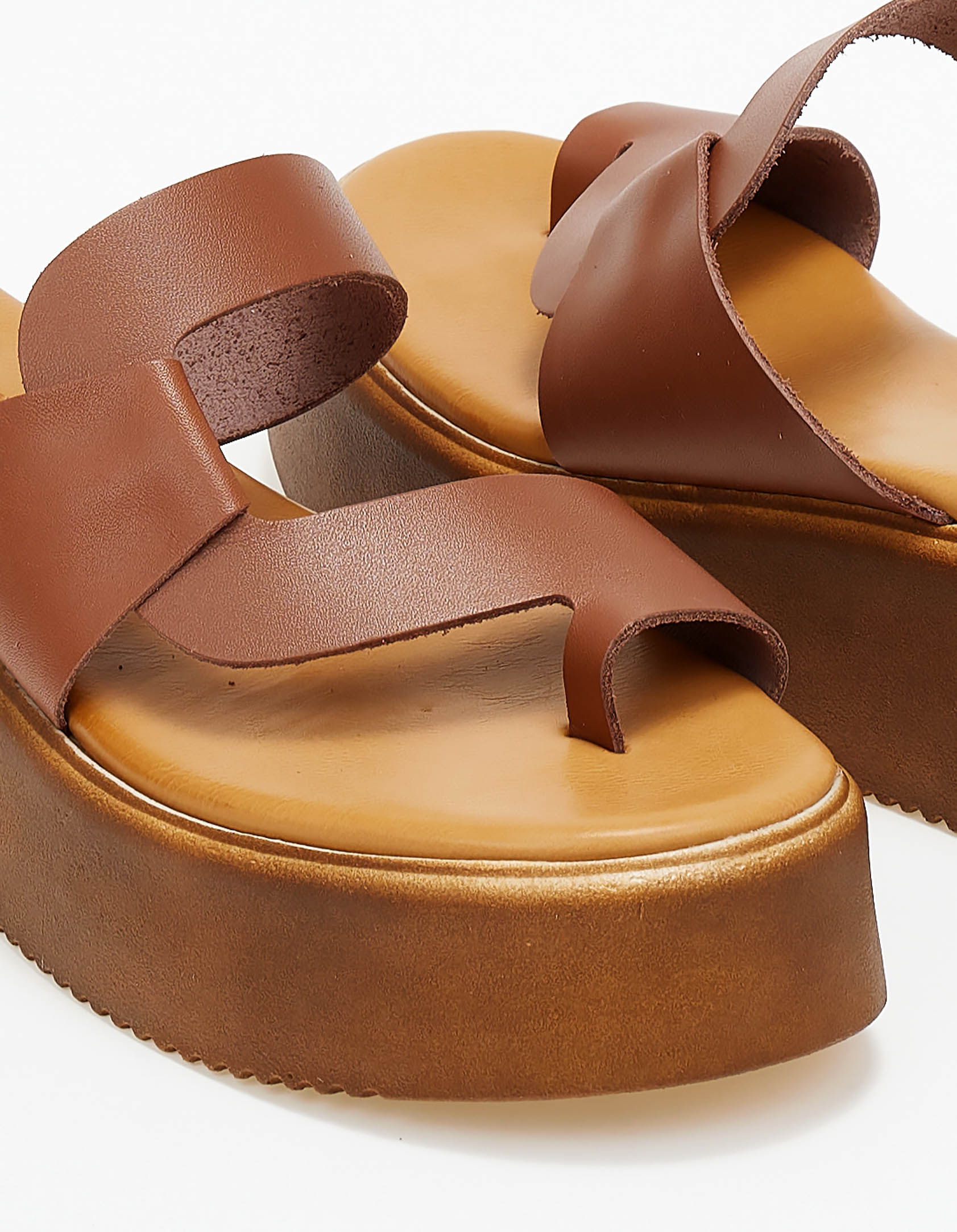 Δερμάτινα flatform με toe ring - Ταμπά φωτογραφία