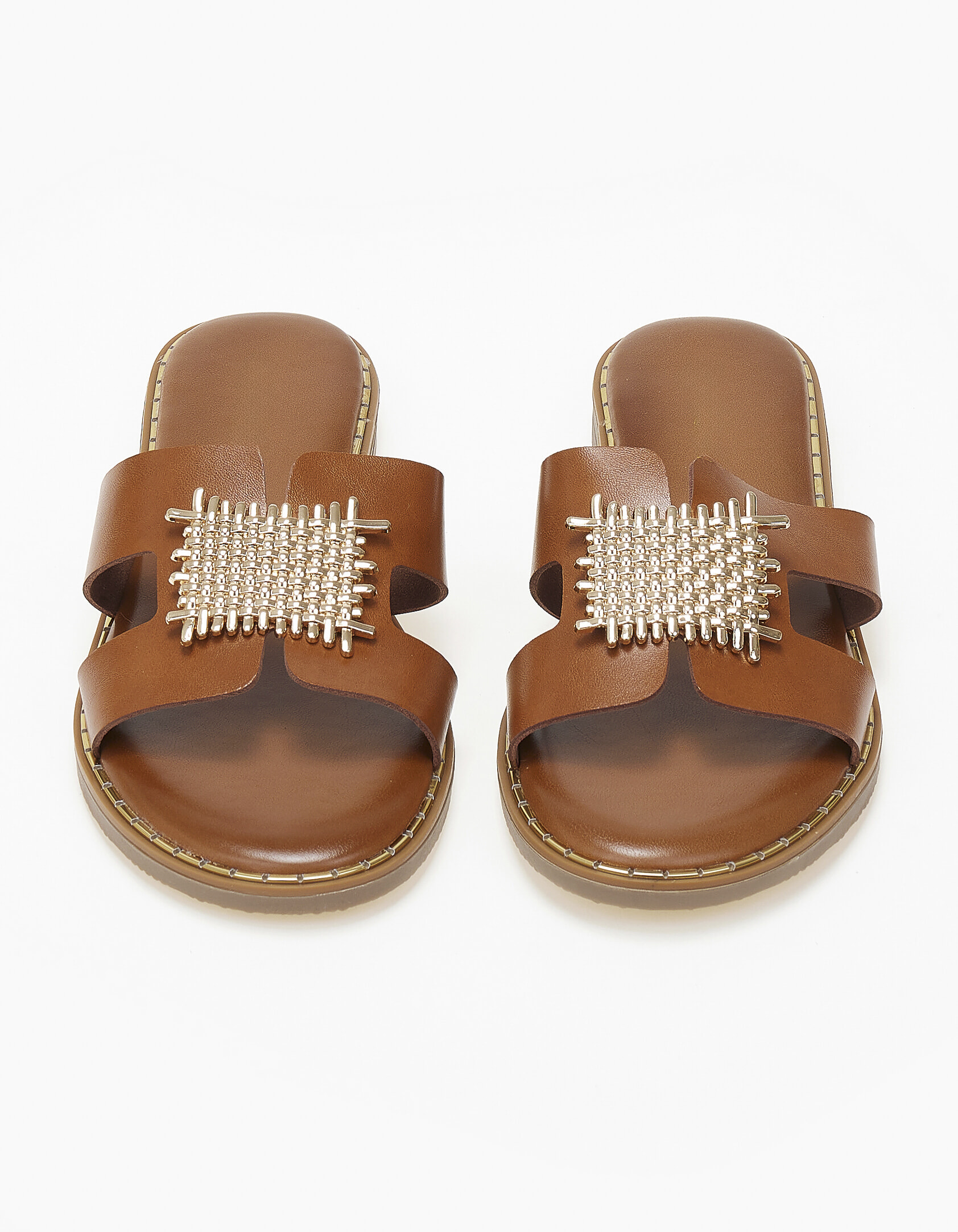 Φλατ σανδάλια με φάσα και μεταλλική λεπτομέρεια - Κάμελ