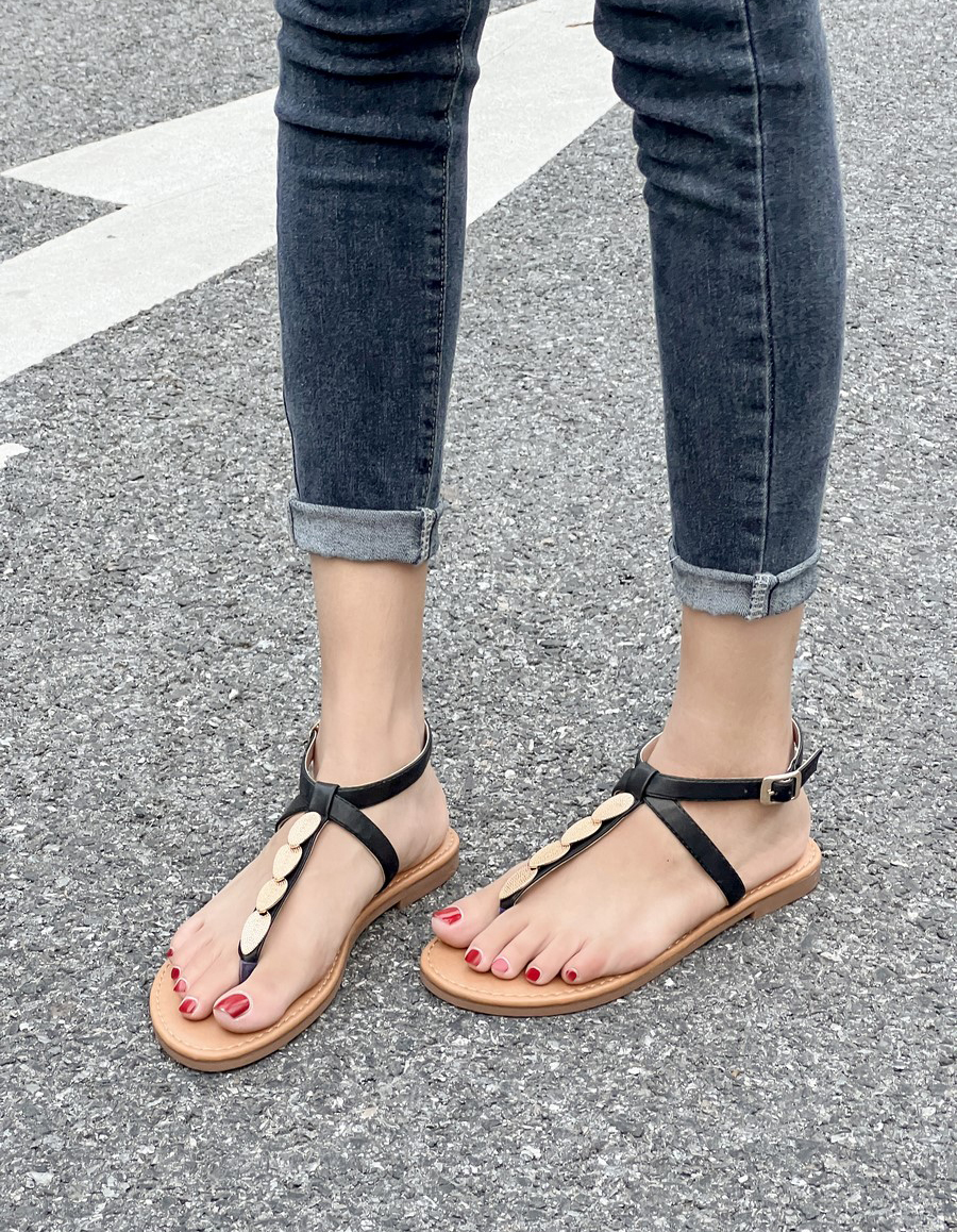 Σανδάλια με μεταλλική αγκράφα - Μαύρο