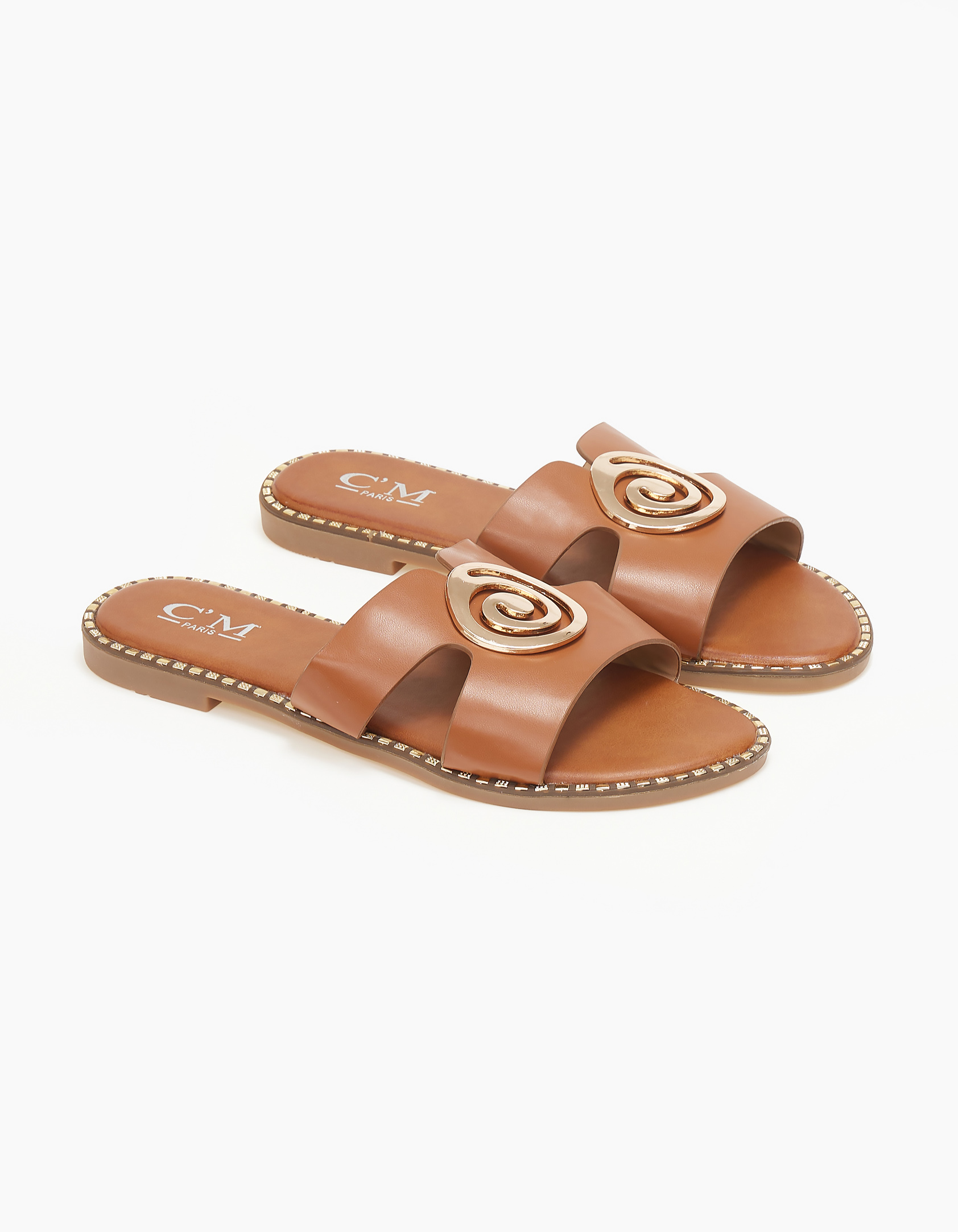 Σανδάλια με μεταλλικό στοιχείο και ανοίγματα - Κάμελ