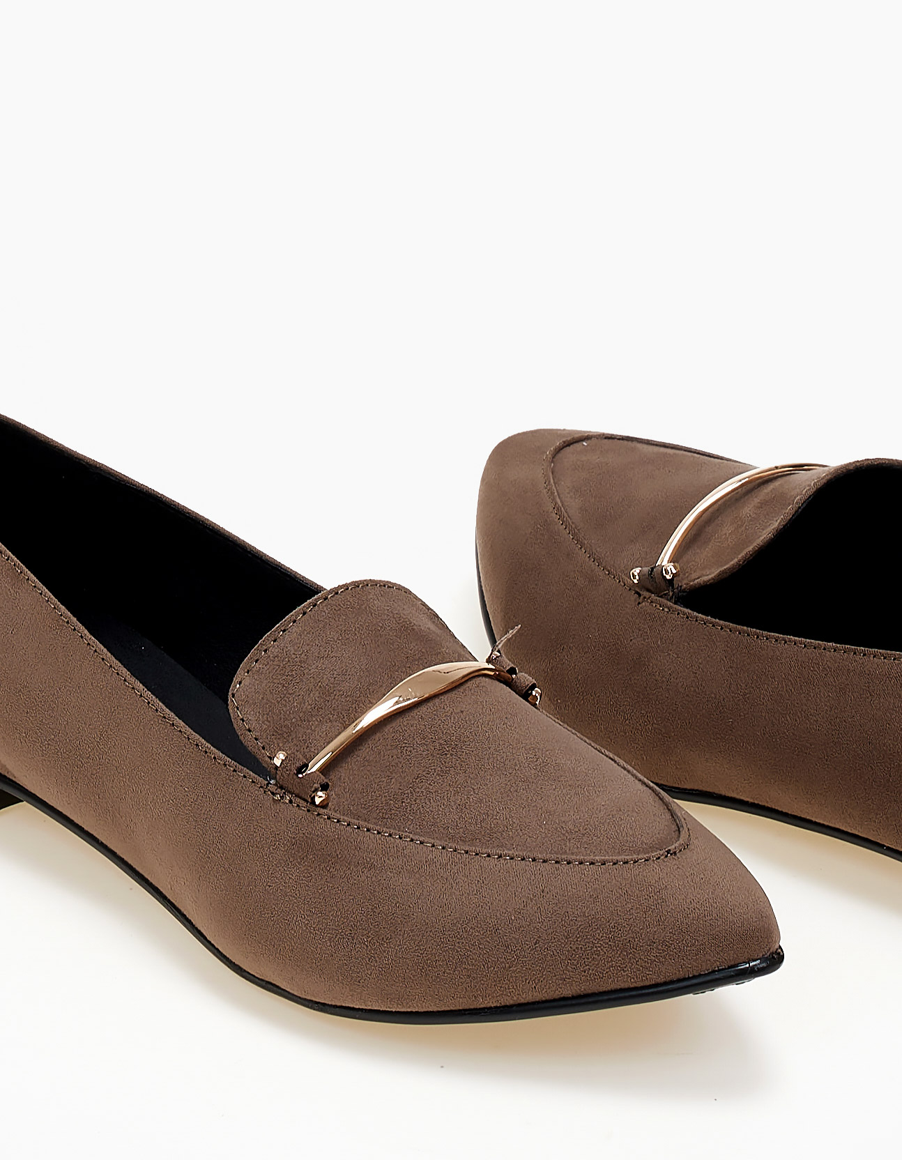 Μυτερά καστόρινα loafers με μεταλλική λεπτομέρεια - Πούρο φωτογραφία