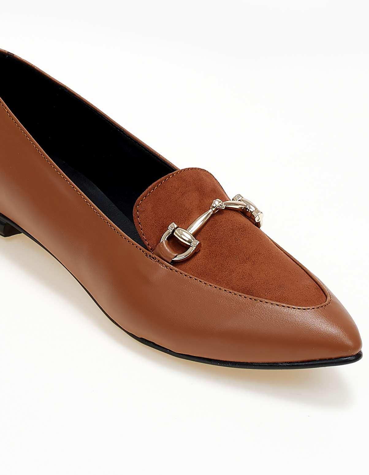 Μυτερά loafers με συνδυασμό υλικών και μέταλλο - Ταμπά φωτογραφία