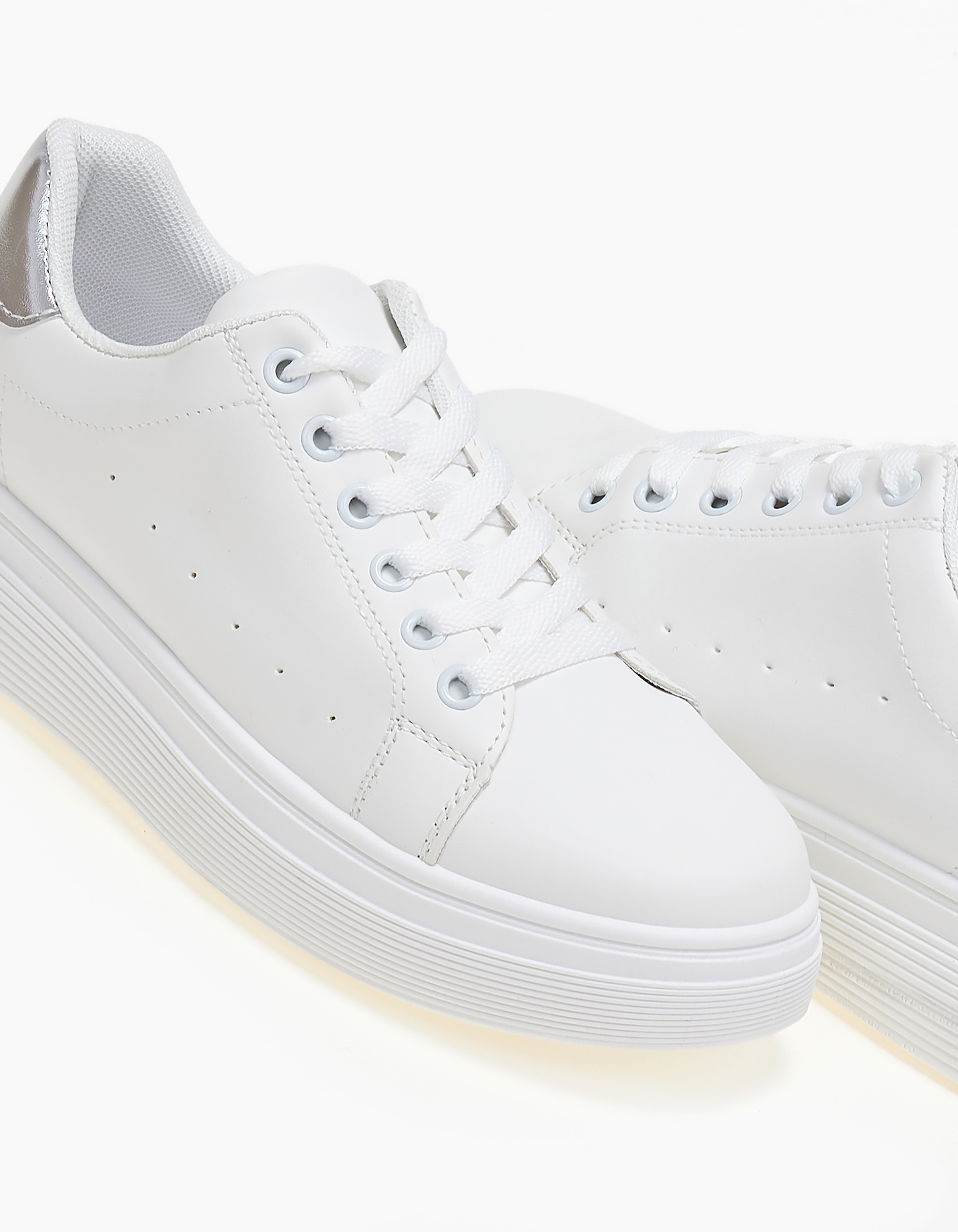 Basic sneakers με χρωματική λεπτομέρεια - Ασημί φωτογραφία