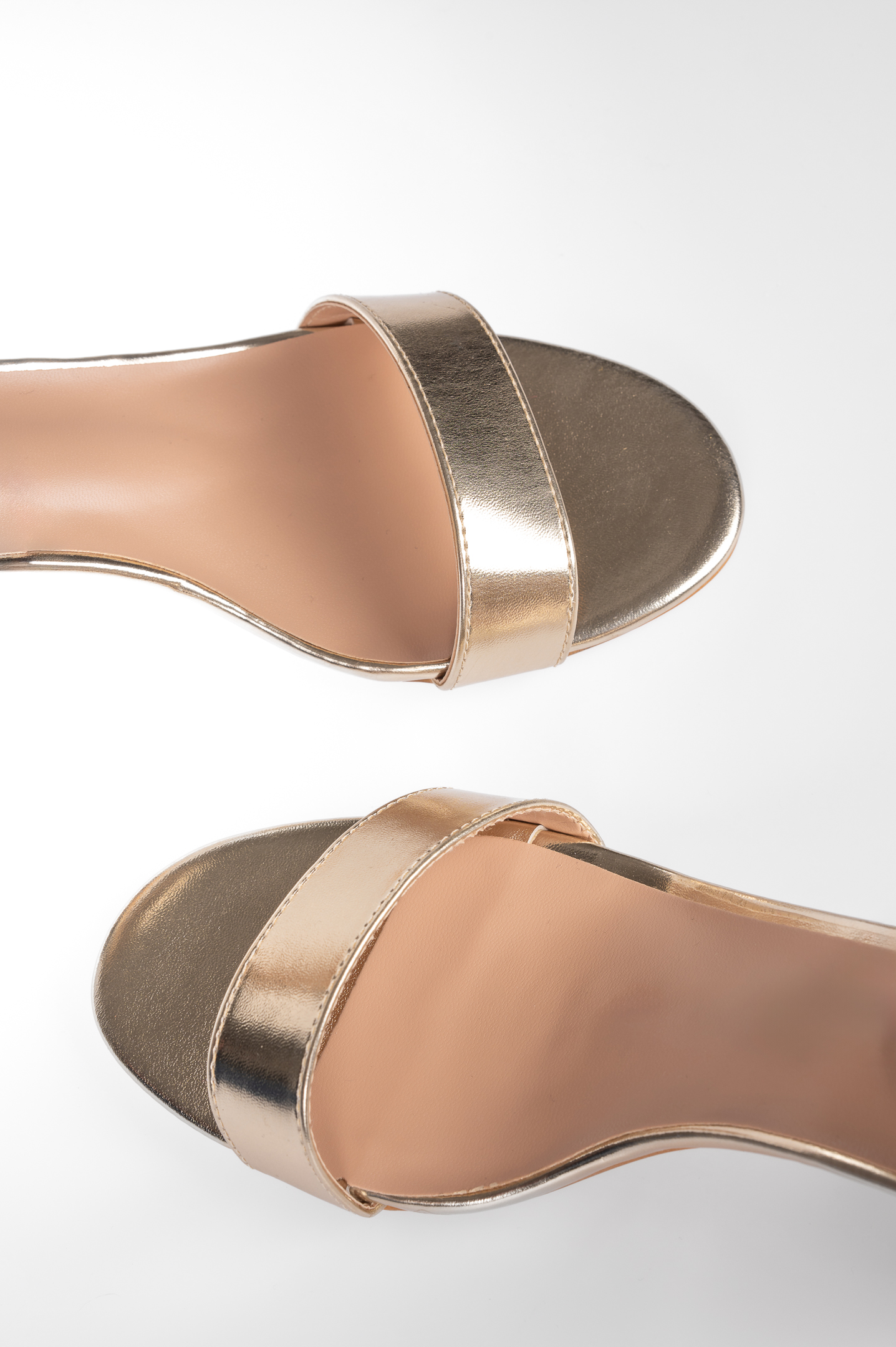 Πέδιλα με χοντρό τακούνι - Χρυσό φωτογραφία