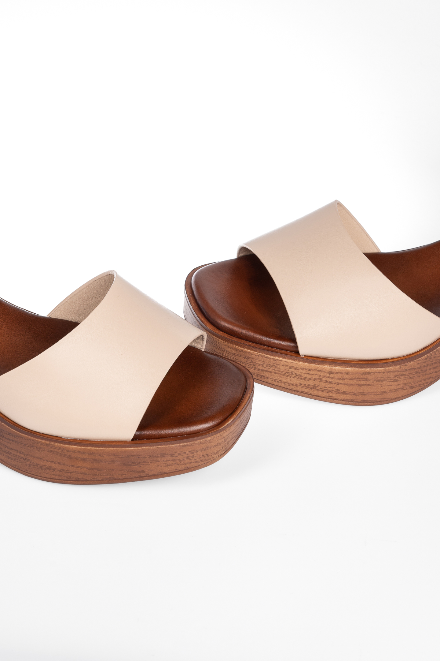 Πέδιλα με χοντρό τακούνι - Μπεζ φωτογραφία