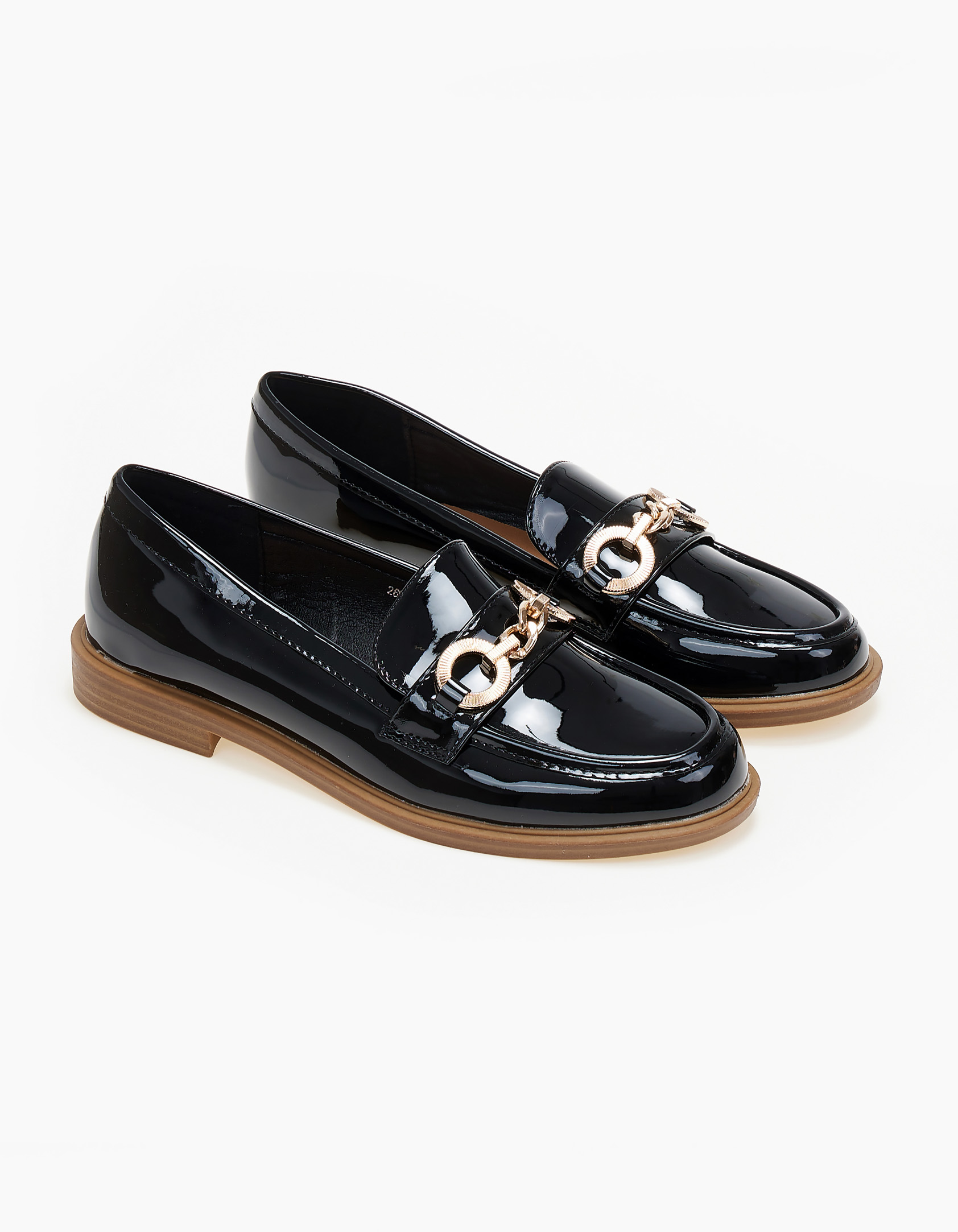 Loafers λουστρίνι με διακοσμητική αγκράφα - Μαύρο