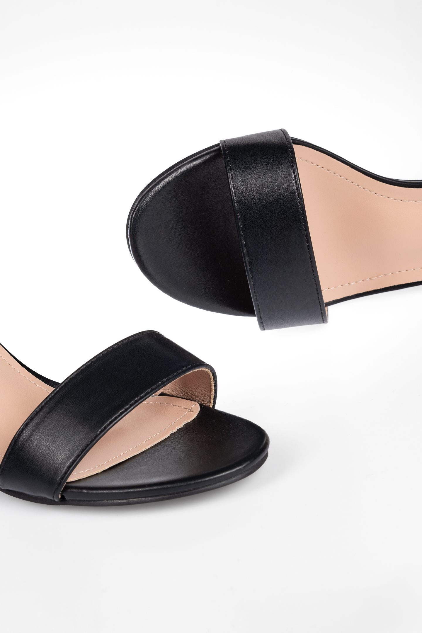 Πέδιλα με χοντρό τακούνι και μπαρέτα - Μαύρο φωτογραφία