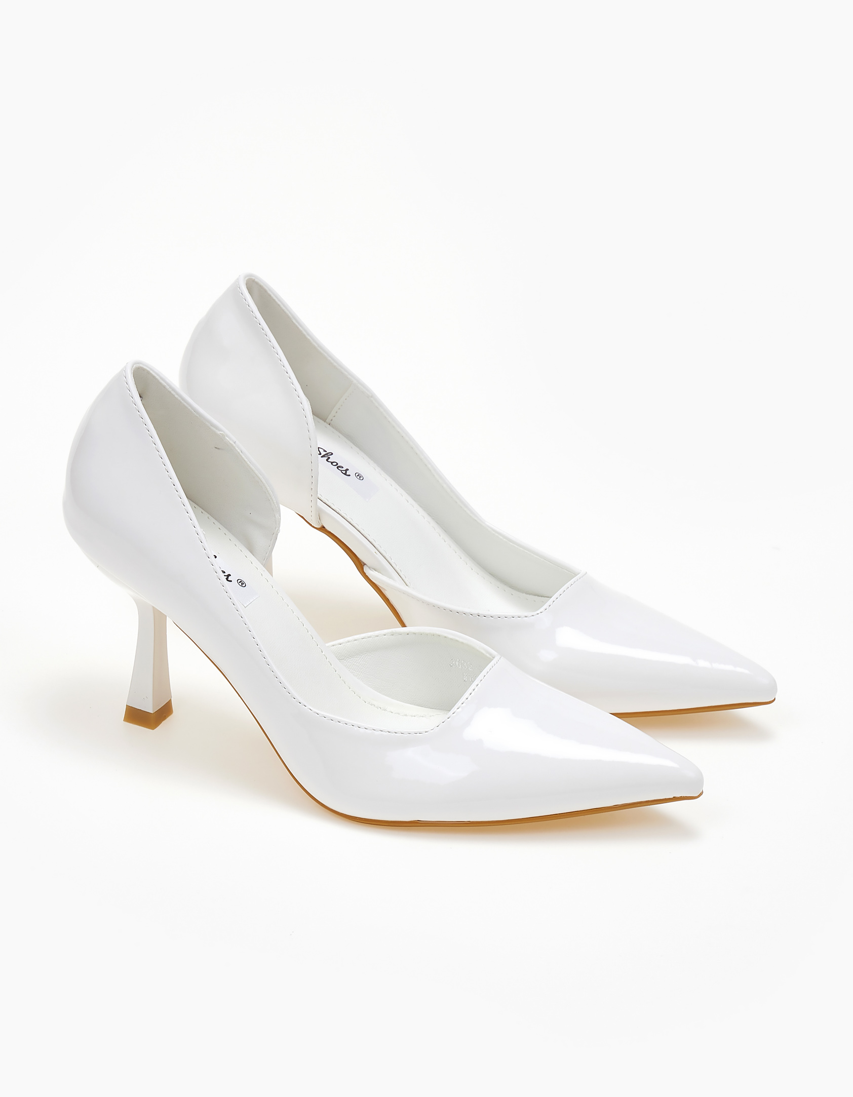 Μυτερές γόβες λουστρίνι με λεπτό τακούνι και άνοιγμα - Λευκό