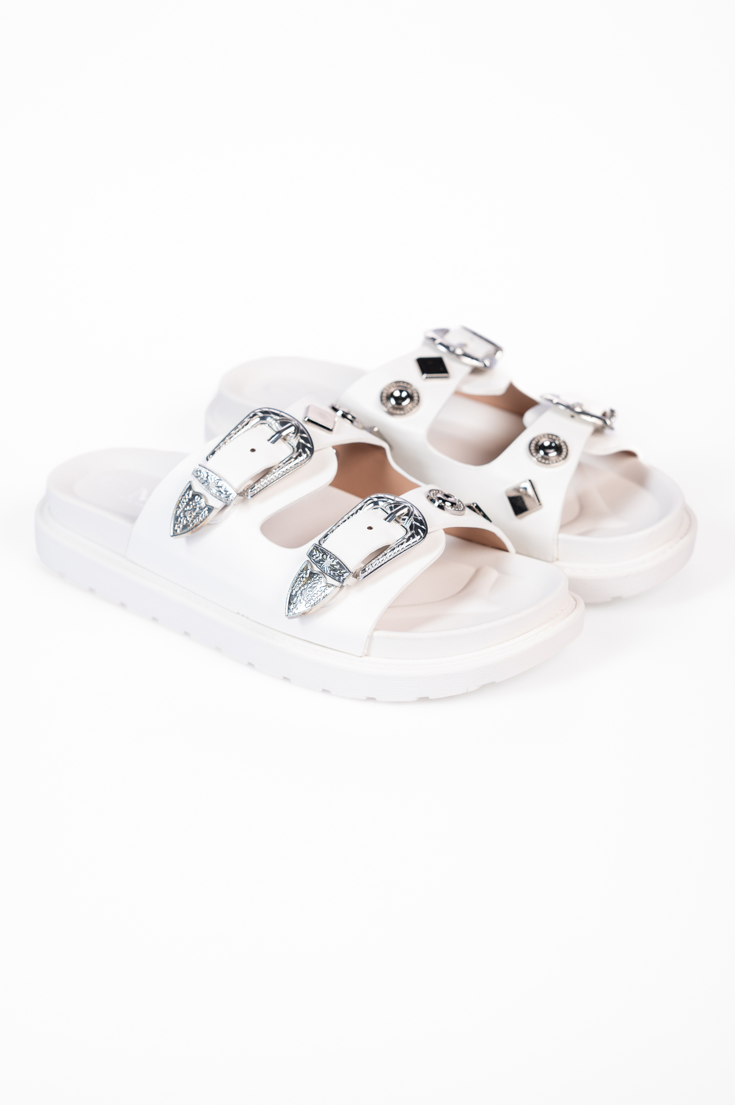 Σανδάλια flatform με αγκράφες και μεταλλικά στοχεία - Λευκό