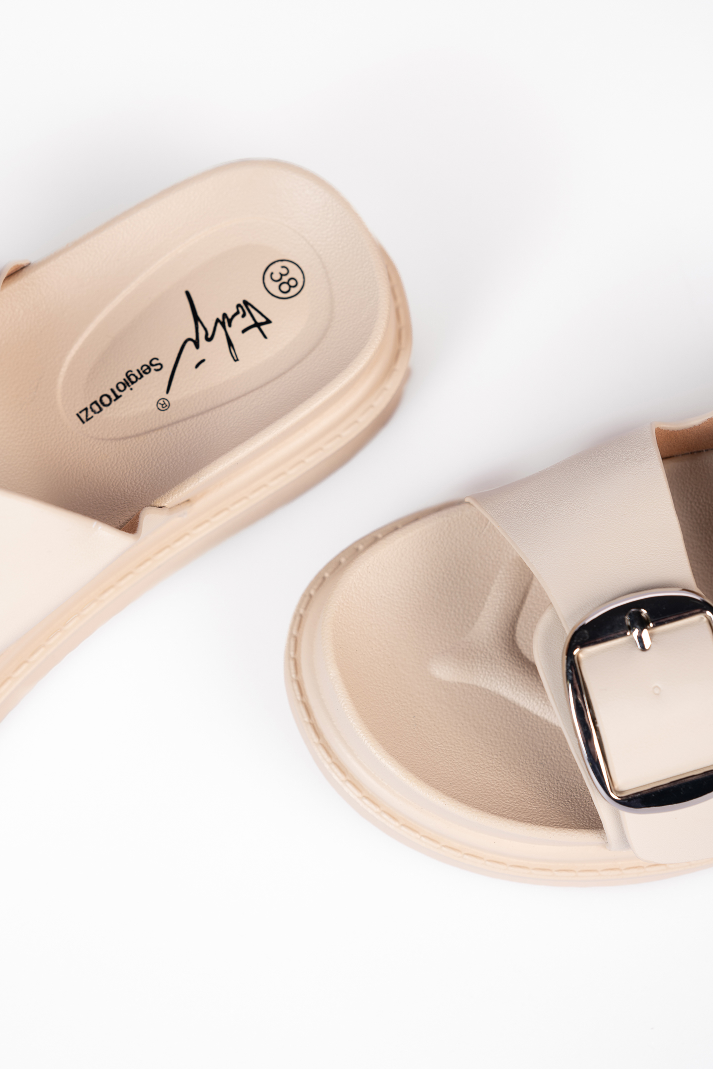 Σανδάλια flatform με λουριά και αγκράφες - Μπεζ φωτογραφία