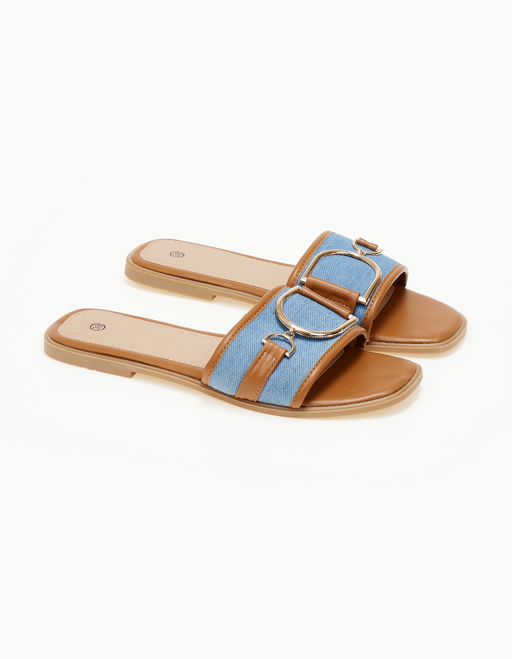Flat ανοιχτά σανδάλια με φάσα και μεταλλική λεπτομέρεια - Τζιν