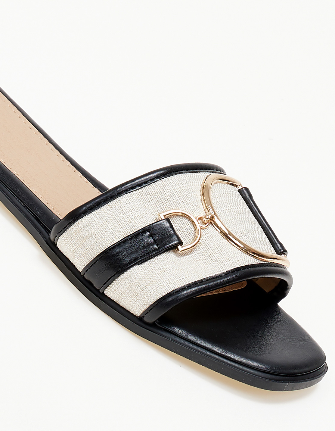 Flat ανοιχτά σανδάλια με φάσα και μεταλλική λεπτομέρεια - Μαύρο φωτογραφία