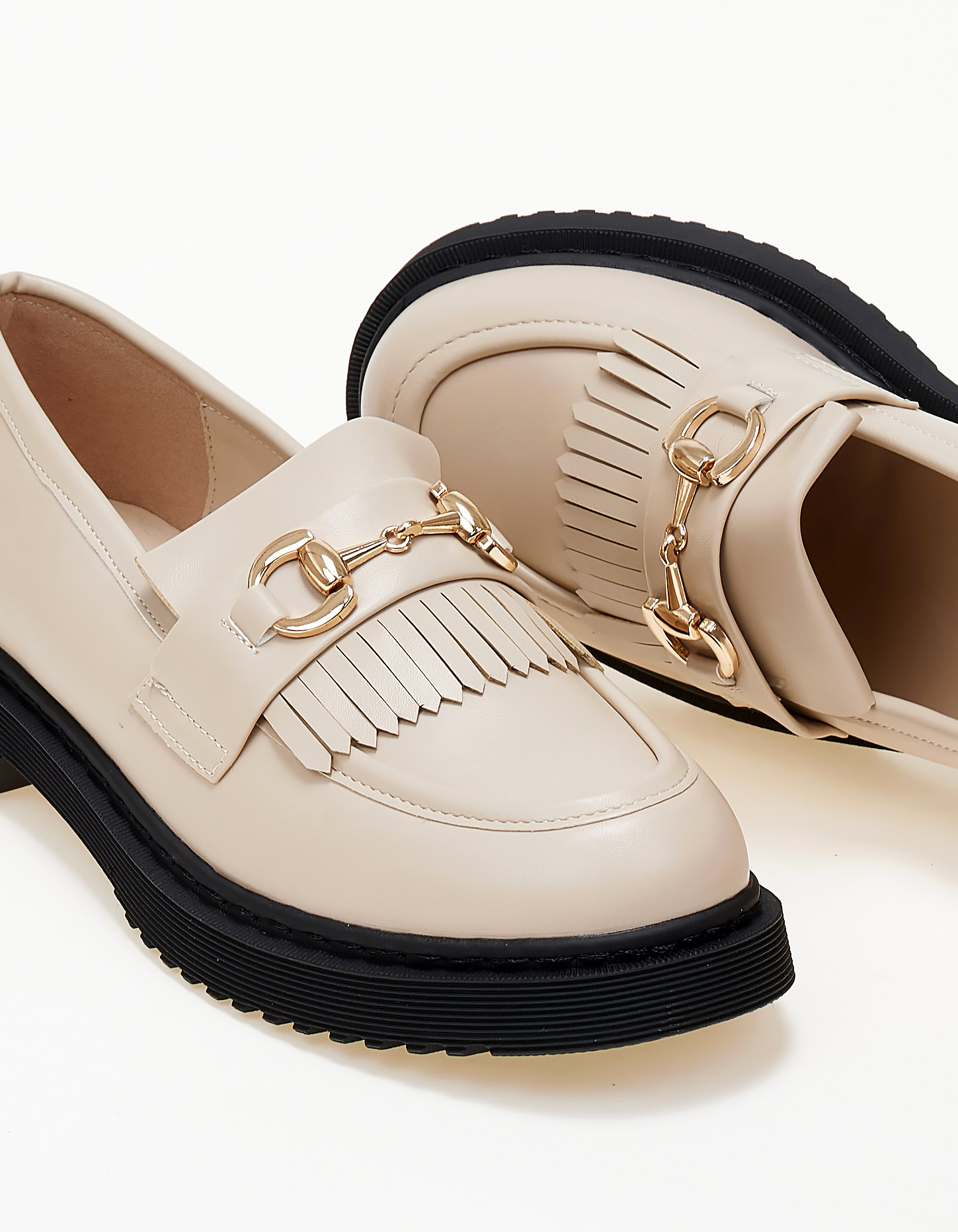 Loafers με κρόσια και αγκράφα - Μπεζ φωτογραφία