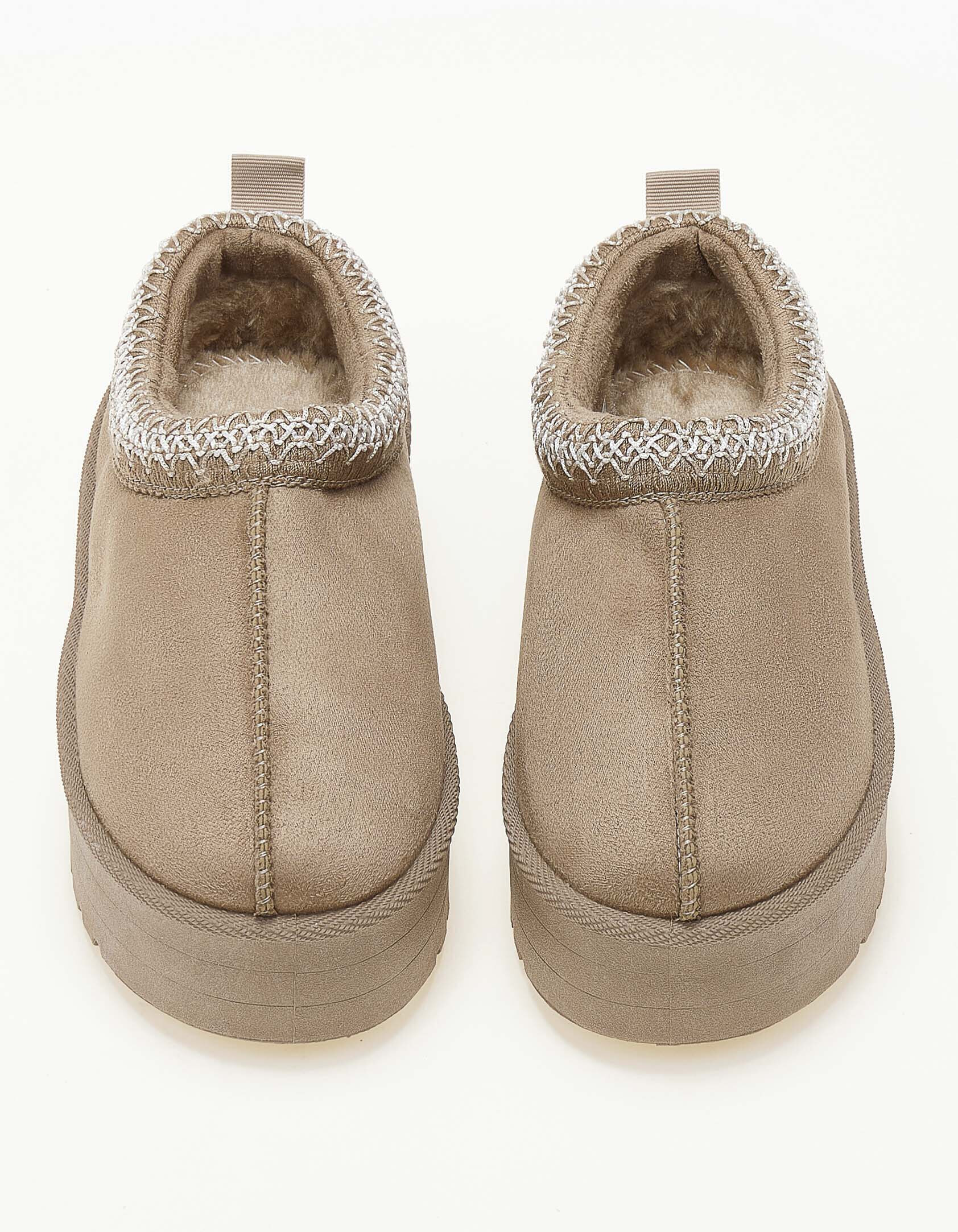 Δίσολες παντόφλες με γούνα και κέντημα - Πούρο φωτογραφία