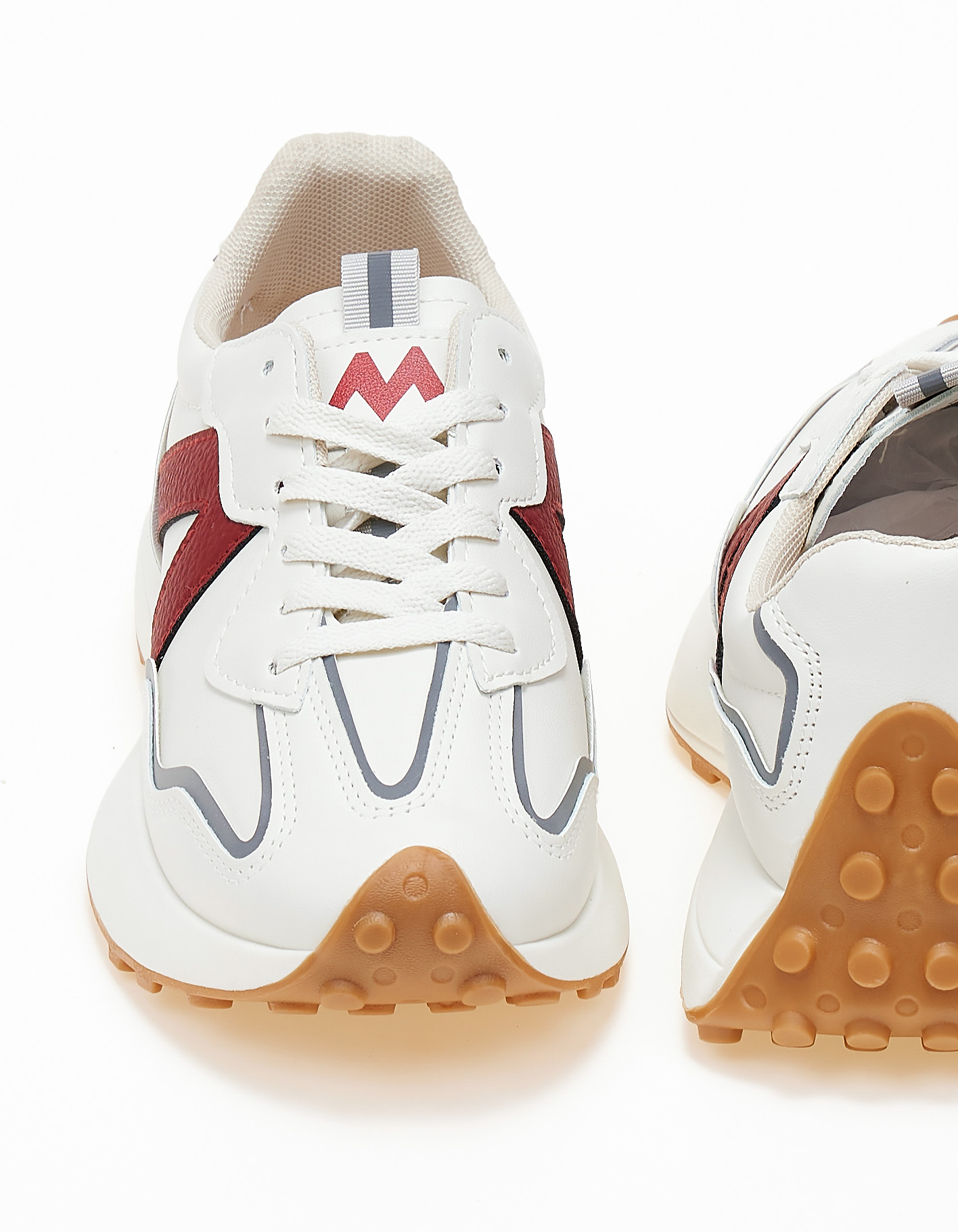 Sneakers με λεπτομέρεια χρώματος - Κόκκινο φωτογραφία