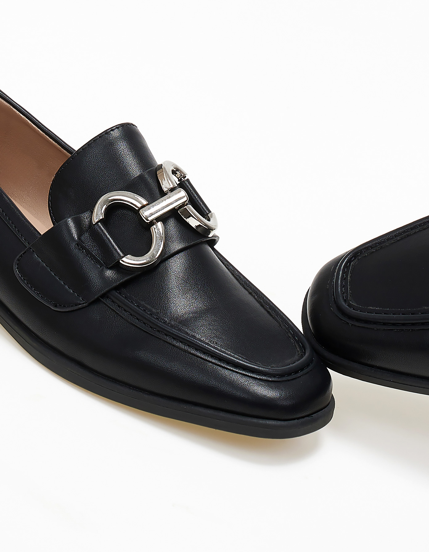 Loafers με διακοσμητική αγκράφα - Μαύρο φωτογραφία