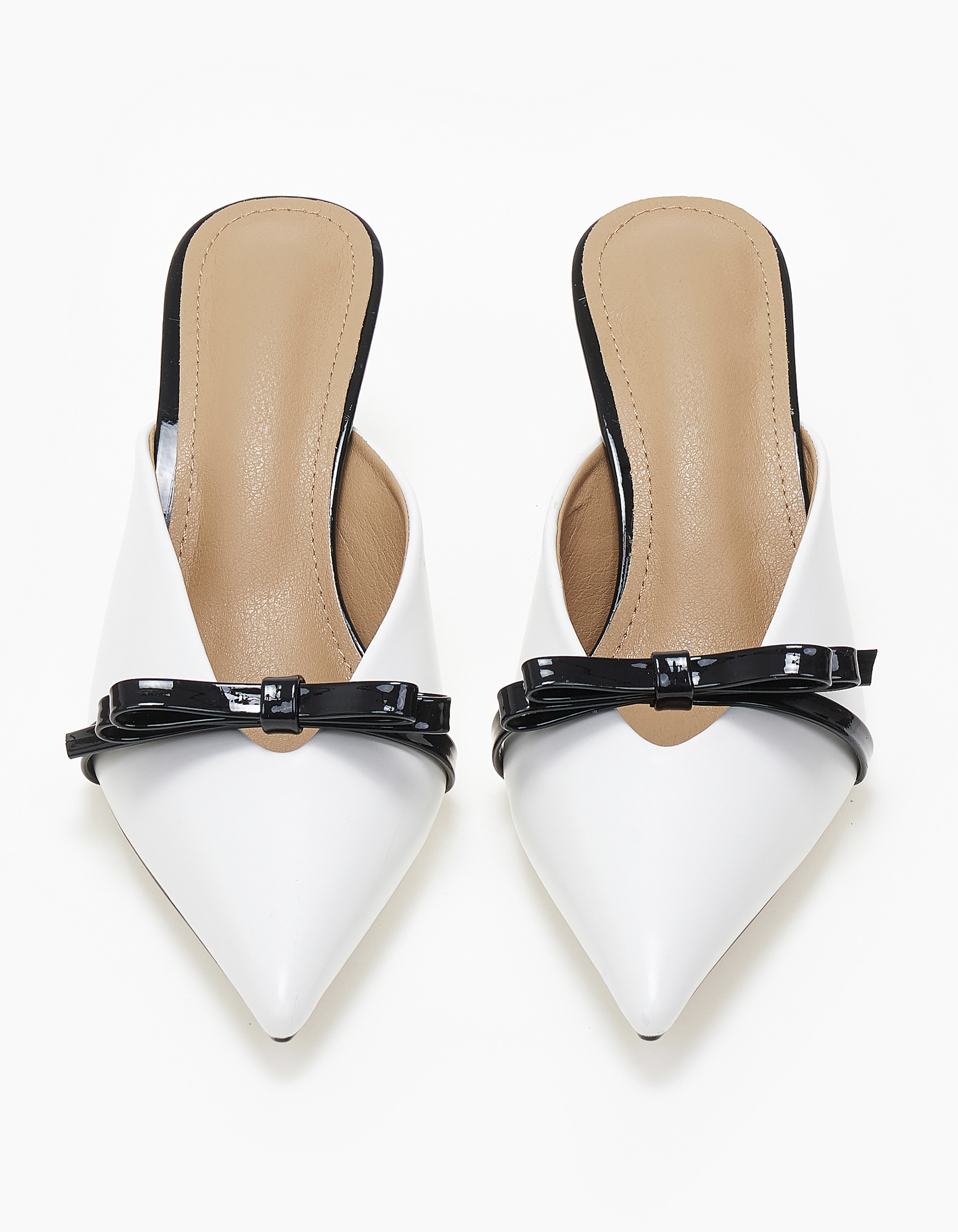 Mules μυτερά με λεπτό τακούνι και ιδιαίτερο φιογκάκι - Λευκό φωτογραφία