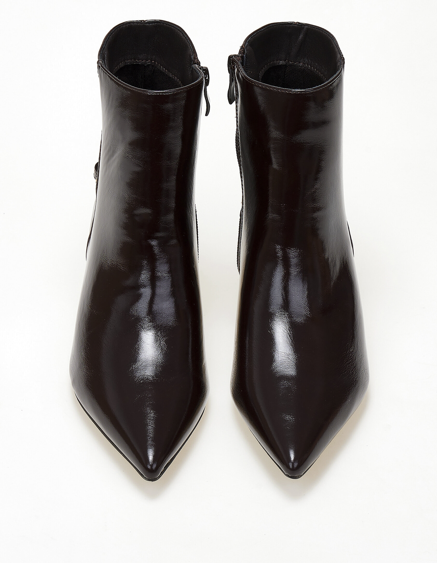 Μυτερά μποτάκια με χαμηλό τακούνι και διακοσμητικό λουράκι - Καφέ φωτογραφία