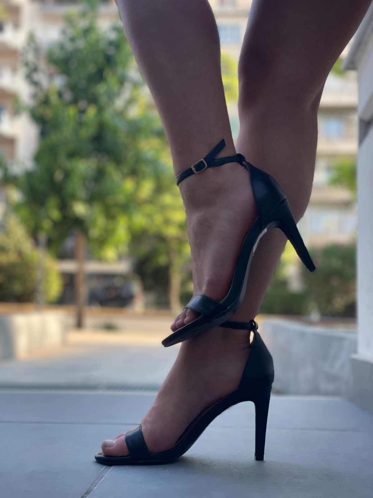 Issue Πέδιλα με μπαρέτα και λεπτό τακούνι - Μαύρο