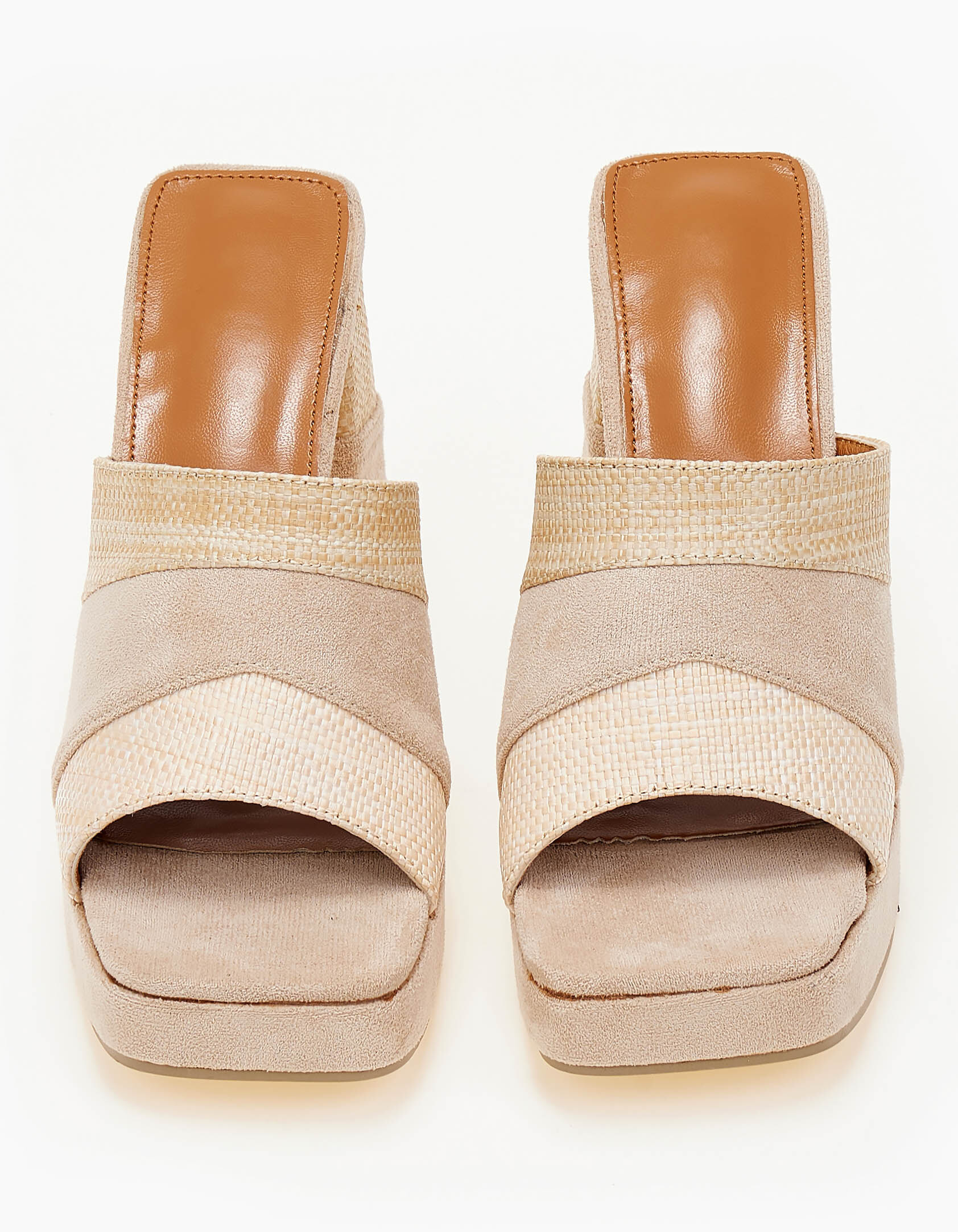 Ψηλά τσόκαρα με χοντρό τακούνι - Μπεζ φωτογραφία