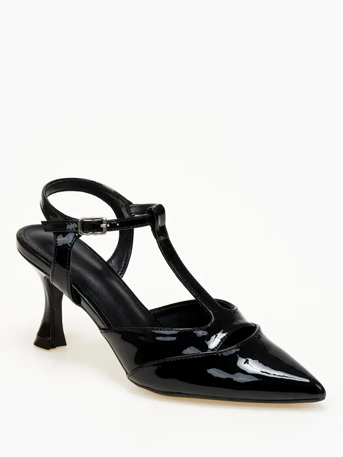 Μυτερές εξώφτερνες γόβες με μπαρέτα