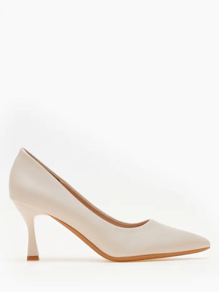 Μυτερές γόβες με λεπτό τακούνι