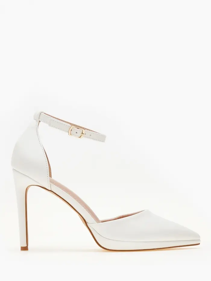 Ψηλές γόβες με λεπτό τακούνι και μπαρέτα