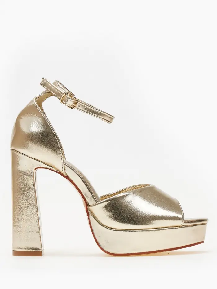 Ψηλά πέδιλα με χοντρό τακούνι και φιάπα