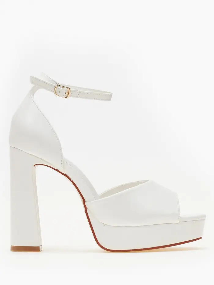 Ψηλά πέδιλα με χοντρό τακούνι και φιάπα