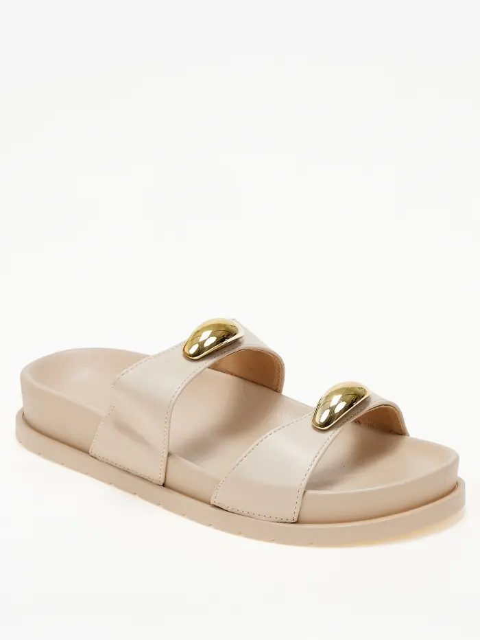 Σανδάλια flatform με μεταλλικές λεπτομέρειες