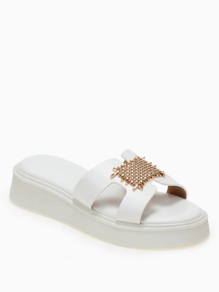 Σανδάλια flatform με μεταλλική λεπτομέρεια