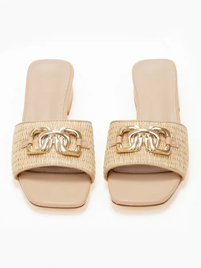 Χαμηλά mules σε καρέ γραμμή με μεταλλική λεπτομέρεια