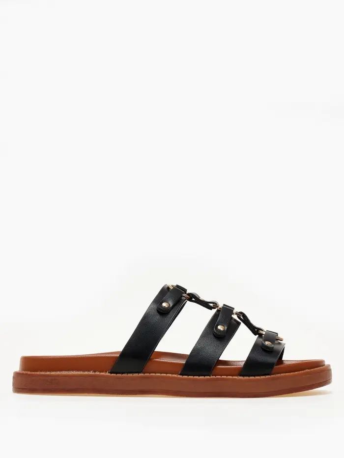 Σανδάλια flatform με μεταλλικές λεπτομέρειες
