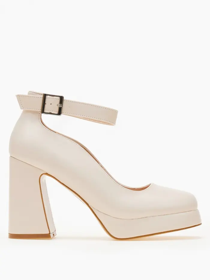 Ψηλές γόβες με φιάπα και χοντρό τακούνι