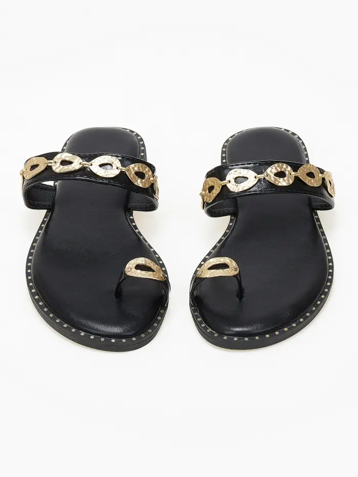 Φλατ σανδάλια με toe ring και μεταλλικές λεπτομέρειες