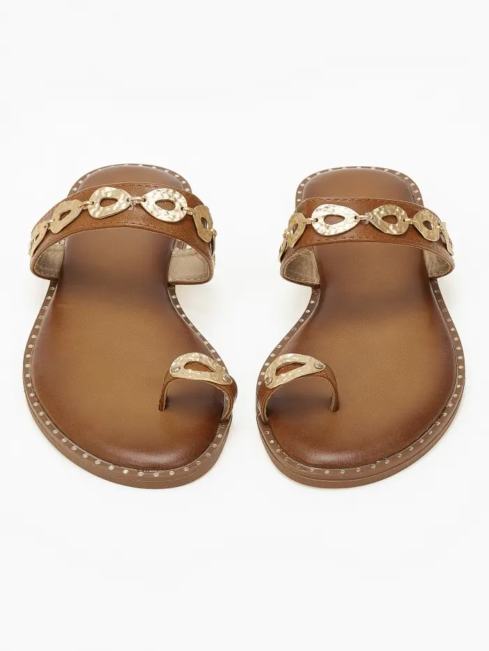 Φλατ σανδάλια με toe ring και μεταλλικές λεπτομέρειες