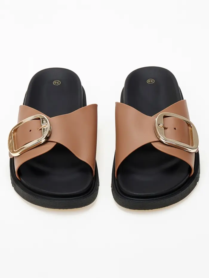 Σανδάλια flatform με αγκράφες