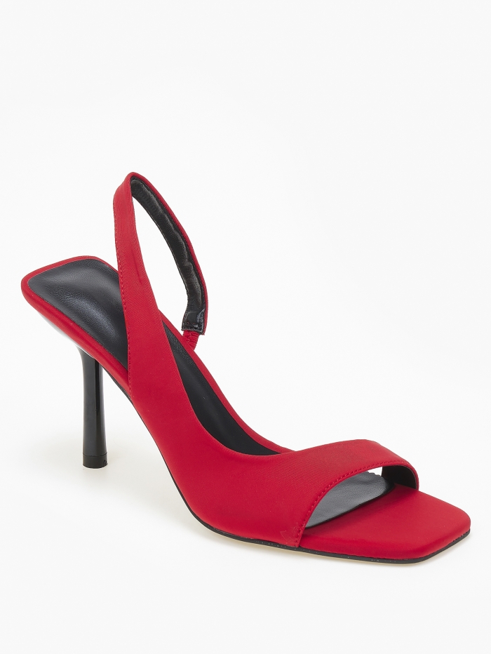 Ψηλά πέδιλα σε καρέ γραμμή με λεπτό τακούνι