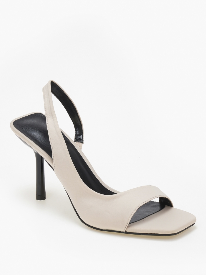 Ψηλά πέδιλα σε καρέ γραμμή με λεπτό τακούνι