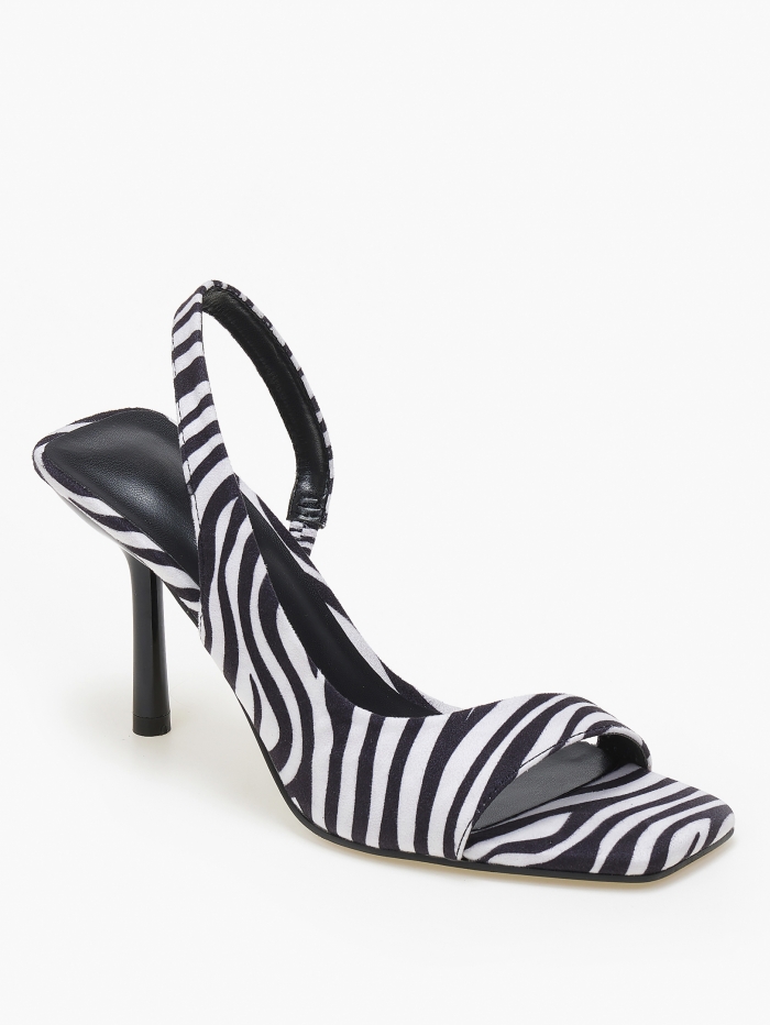 Ψηλά πέδιλα σε καρέ γραμμή με λεπτό τακούνι