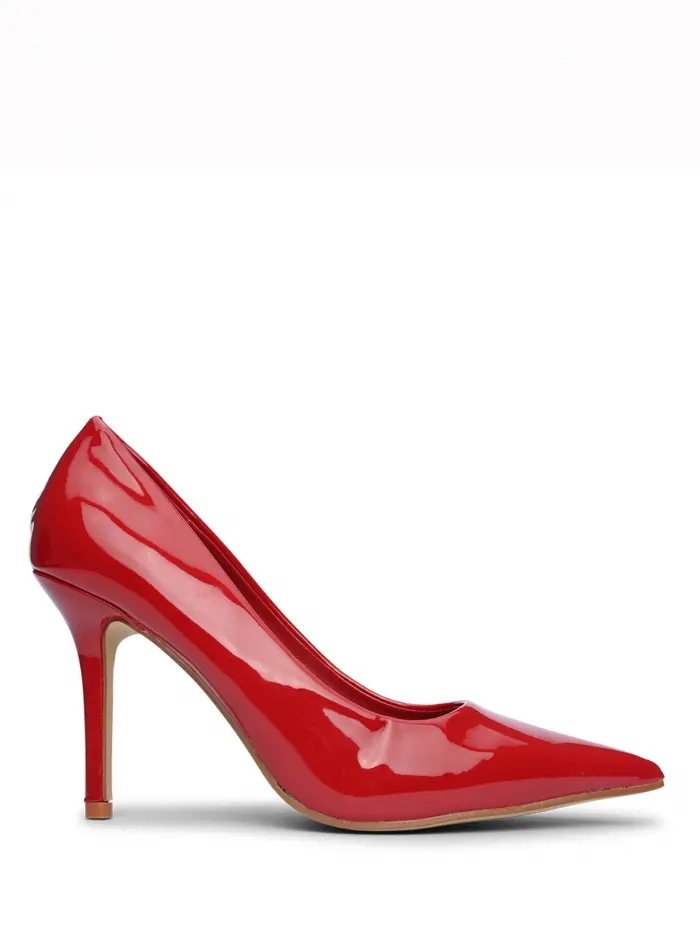 Ψηλές μυτερές γόβες με λεπτό τακούνι