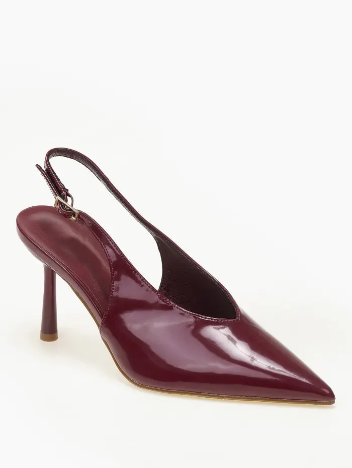 Μυτερές εξώφτερνες γόβες λουστρίνι