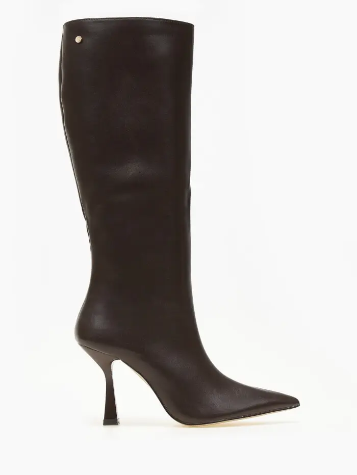 Μπότες μυτερές με ιδιαίτερο τακούνι