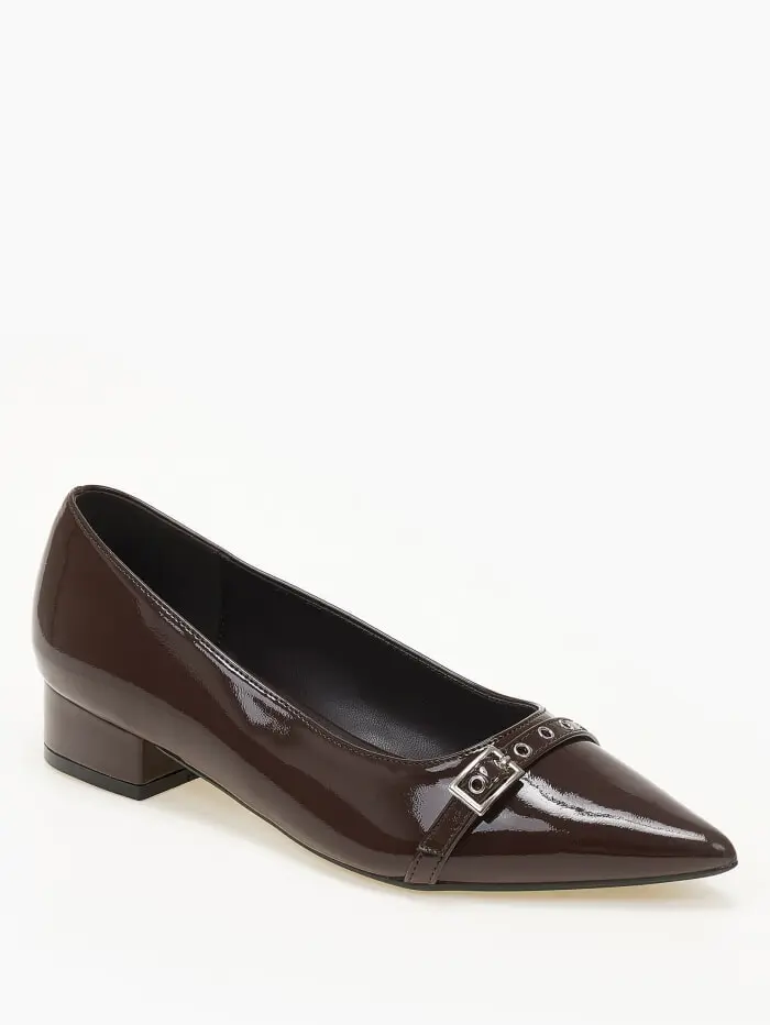 Μυτερές χαμηλές γόβες με διακοσμητικό λουράκι