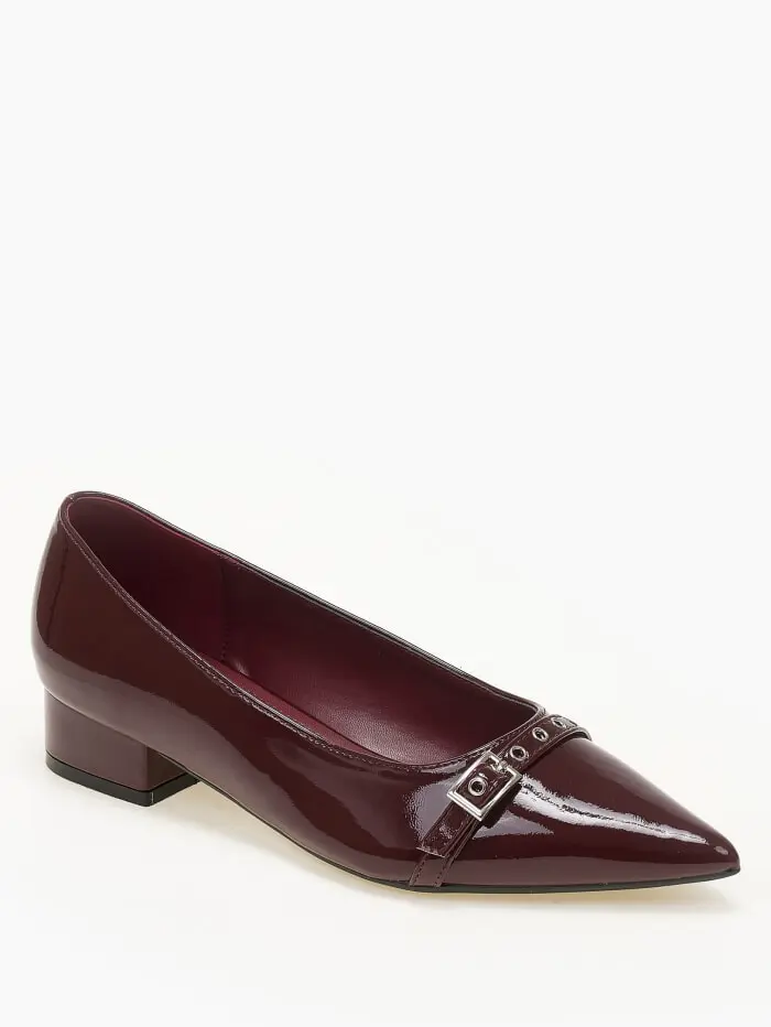 Μυτερές χαμηλές γόβες με διακοσμητικό λουράκι