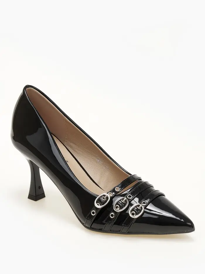 Γόβες λουστρίνι με διακοσμητικά λουράκια