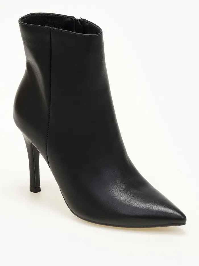 Μυτερά μποτάκια με λεπτό τακούνι